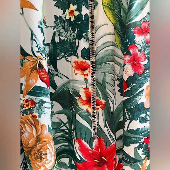 SANDRO FLORAL TOP! GIVING GUCCI VIBES!Beautiful white silk floral top! Size 1. - Picture 4 of 6